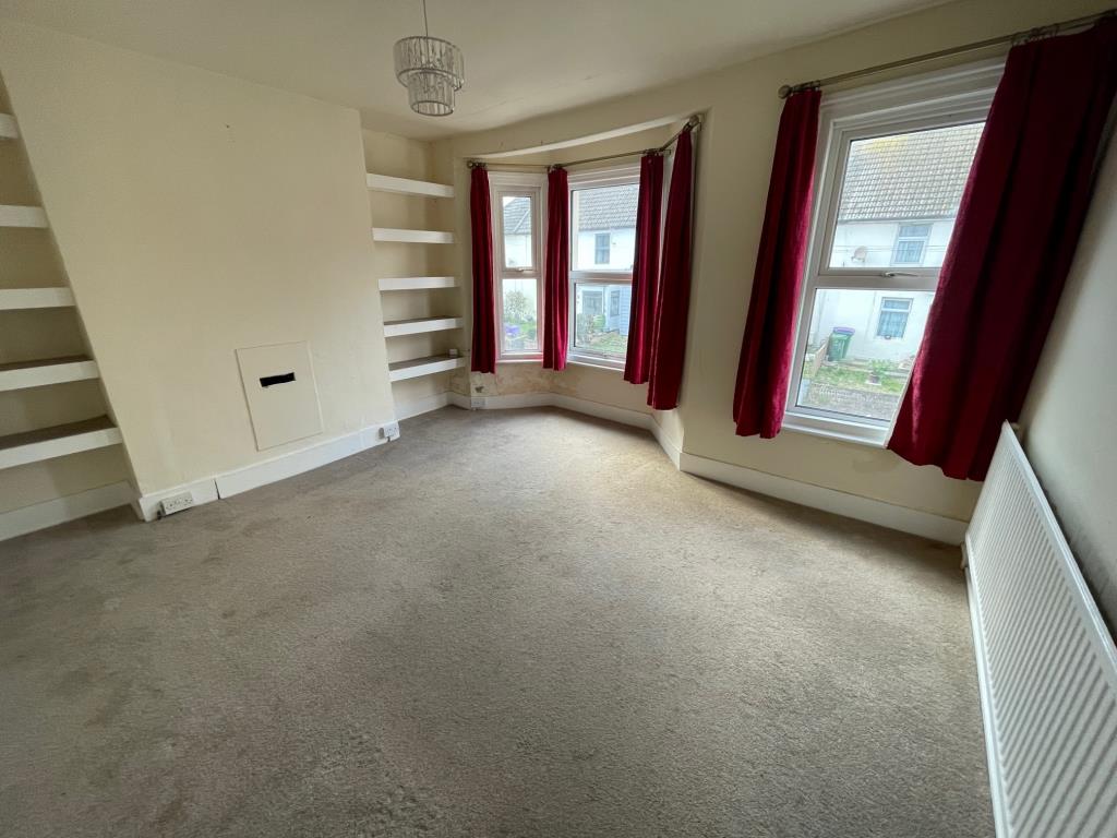 Lot: 106 - FREEHOLD BLOCK OF FOUR RESIDENTIAL FLATS - Flat 19A Living Room